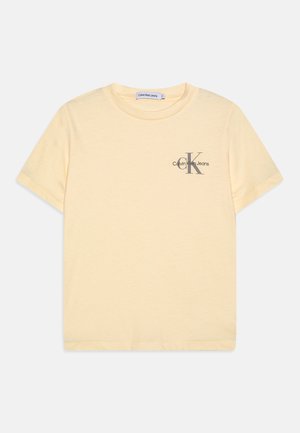 Lysegul kortærmet bomulds-T-shirt med rund hals og lille gråt Calvin Klein Jeans-logo på venstre bryst.