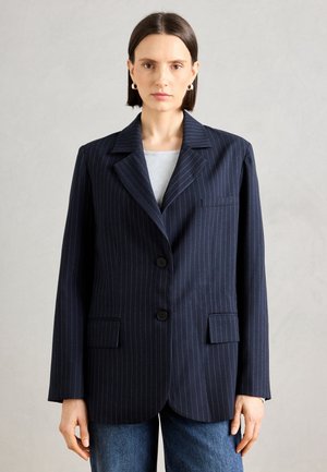Marineblå pinstriper blazer med notched lapels, to knapper og frontlommer; laget av glatt stoff, med en avslappet passform og lange ermer.