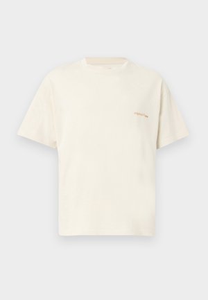 Λευκό βαμβακερό T-shirt με κοντά μανίκια και λαιμόκοψη στρογγυλή, με μικρό πορτοκαλί κείμενο «originals 1990» τυπωμένο στο αριστερό στήθος.