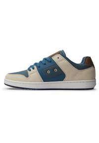 Baskets pour hommes en suède beige et bleu avec une tige texturée, dotées de lacets bleus et d'un accent en cuir marron sur le talon.
