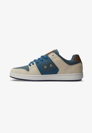 Zapatillas para hombre en ante beige y azul con una parte superior texturizada, con cordones azules y un detalle de cuero marrón en el talón.