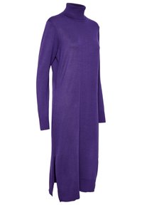 Longue robe violette en maille avec col roulé, manches longues et fentes latérales à l'ourlet, présentée sur un fond blanc.