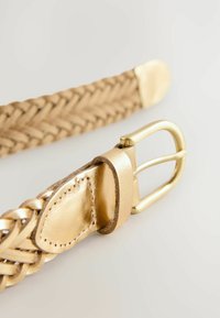 Goldener geflochtener Leder-Gürtel mit einer schlanken, metallischen Schnalle und einem glatten, flachen Lederende, das zu einer runden Spitze verjüngt.