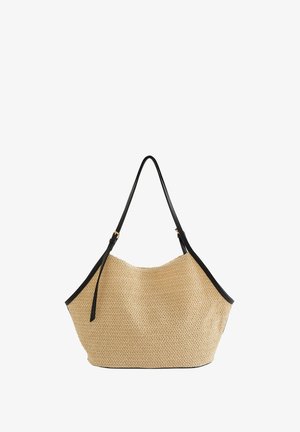 Sac cabas en paille tissée beige avec bandoulière noire réglable et garniture, ouverture en haut et forme décontractée et ample.