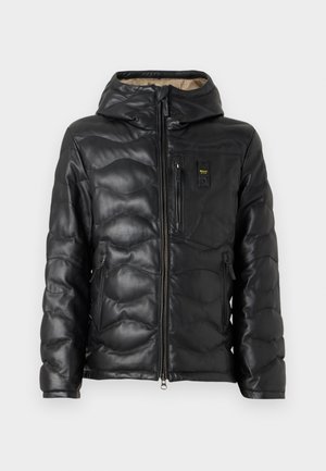 Casaco puffer preto feito de couro brilhante, com capuz, frente com zíper e um padrão acolchoado ondulado com bolsos com zíper.