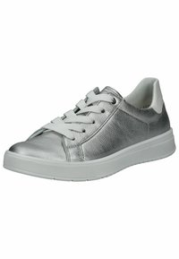 Sneaker metallico argento con una finitura testurizzata, lacci bianchi e un cappuccio per il tallone bianco. Suola in gomma con un design semplice.