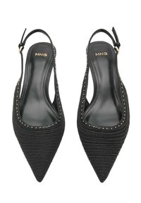 Schwarze Slingback-Absätze mit spitz zulaufender Spitze, gerippter Textur und Nietenverzierung rund um die Öffnung. Logo im Inneren sichtbar.