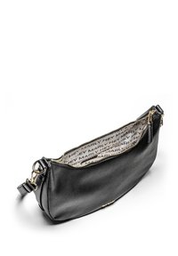 Sac à main en cuir noir avec une finition texturée, doté de quincaillerie dorée et d'une fermeture éclair. Intérieur doublé de tissu à motifs.