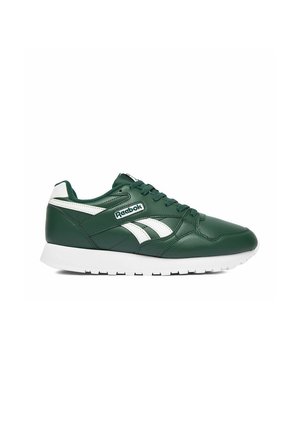 Ciemnozielony i biały sneaker Reebok z zapięciem na sznurowadła i białą gumową podeszwą, pokazany w widoku z prawej strony na białym tle.