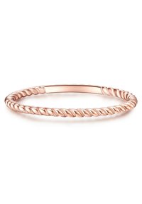 Rozé arany, csavart karkötő, sima, lekerekített belső résszel, amelyen finom, fonott textúra díszíti a külső felületet.