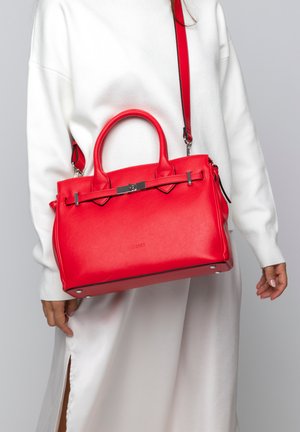 Rote Ledertasche mit doppelten Griffen und einem abnehmbaren Schulterriemen. Verfügt über silberne Beschläge und ein strukturiertes Design mit glatter Textur.