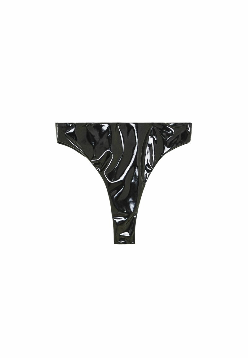 Schwarze glänzende Vinyl-Dreieckshose flach auf einem weißen Hintergrund ausgelegt, die Vorderseite und die Details des elastischen Bundes zeigend.