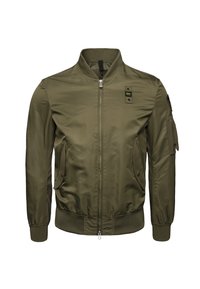 Giubbotto bomber verde oliva realizzato in un tessuto liscio e leggero. Presenta una zip frontale, due tasche laterali e una tasca sulla manica. Polsini e colletto a costine.