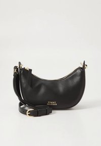 Zwarte leren handtas met een gebogen ontwerp, goudkleurige hardware en een ritssluiting. Verstelbare riem met logodetail aan de voorkant.