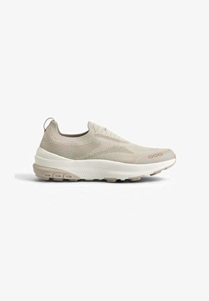 Hellbeiger Slip-On-Sneaker mit gestricktem Obermaterial, gepolstertem Kragen und strukturierter Sohle für den Freizeitgebrauch, seitlich auf weißem Hintergrund gezeigt.