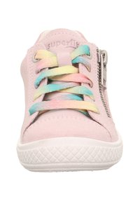 Rosenrote Wildlederschuhe mit mehrfarbigen Verlaufsschnürsenkeln, seitlichem Reißverschluss und strukturiertem weißen Absatz. "Superfit"-Logo auf der Zunge eingeprägt.