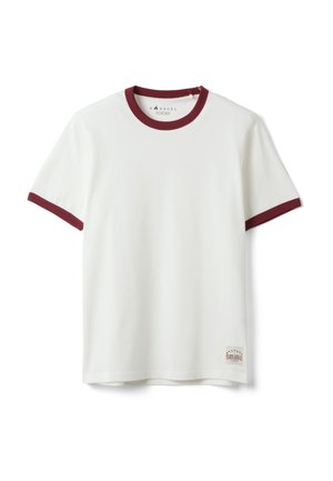 Weißes kurzärmeliges T-Shirt mit weinrotem Kragen und Ärmelsäumen, mit einem kleinen rechteckigen Etikett nahe dem Saum.
