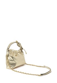 Bolso metálico dorado con acabado texturizado, parte superior fruncida, asa corta y una correa de cadena removible. Cuenta con detalles metálicos dorados.