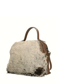 Borsa in pelliccia sintetica con base in pelle beige. Presenta un frontale morbido e texture, e un manico in pelle liscia. Zip e tracolla removibile inclusa.