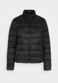 Giacca nera imbottita con colletto alto. Presenta una zip centrale e cuciture orizzontali per dare texture. Realizzata in un materiale leggero e lucido.