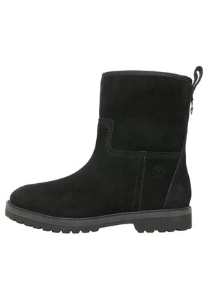 Bota de ante negra hasta la mitad de la pantorrilla con suela robusta, lengüeta en la parte trasera y logo lateral sutil en relieve.