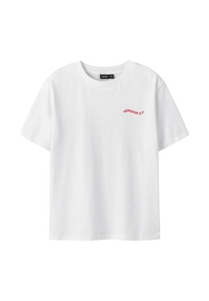 Witte katoenen t-shirt met korte mouwen. Bevat een kleine rode gedrukte tekst "VERSIE 2.0" op de linkerkant van de borst. Ronde halslijn, comfortabele pasvorm.