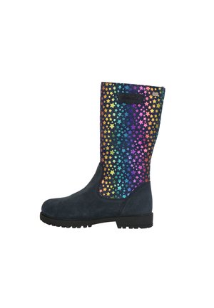 Bottes montantes avec une partie inférieure en daim bleu foncé et une partie supérieure ornée de motifs d'étoiles multicolores sur fond noir.