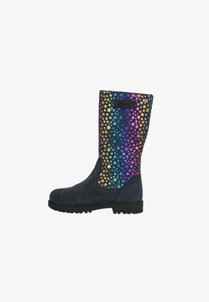 Botas hasta la rodilla con una parte inferior de ante azul oscuro y una parte superior adornada con patrones de estrellas multicolores sobre un fondo negro.