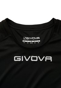 Sort atletisk skjorte med rund halsudskæring, prydet med hvidt broderet "GIVOVA" logo. Vaskeanvisningen viser forskellige størrelseskonverteringer.