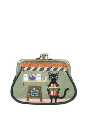 Petit porte-monnaie à fermoir vintage représentant un chat noir en tablier tenant une tarte, une étagère avec de la farine, du sucre et un bol à mélanger, ainsi qu'un tableau de menu de tartes.