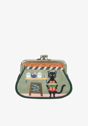 Petit porte-monnaie à fermoir vintage représentant un chat noir en tablier tenant une tarte, une étagère avec de la farine, du sucre et un bol à mélanger, ainsi qu'un tableau de menu de tartes.