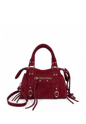 Sac à main en daim rouge avec double poignée, bandoulière amovible, poche zippée avant et pampilles décoratives. Détails en métal doré sur l'ensemble.