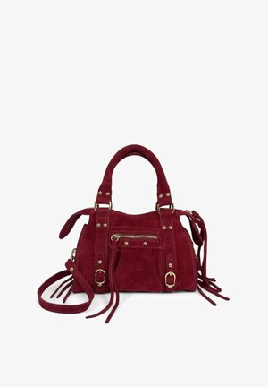 Sac à main en daim rouge avec double poignée, bandoulière amovible, poche zippée avant et pampilles décoratives. Détails en métal doré sur l'ensemble.