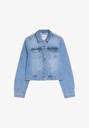 Lyseblå denimjakke med lange ærmer, knaplukning foran, to brystlommer med klap og mærke indeni kraven.