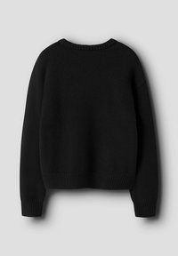 Černý pletený svetr s kulatým výstřihem, žebrovanými manžetami a lemem. Textura je měkká, s mírně volným střihem a minimalistickým designem.