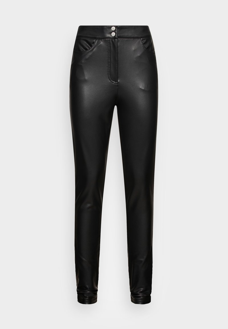 Pantalon slim noir en similicuir taille haute avec deux poches avant, détails cousus et fermeture à double bouton à la taille.