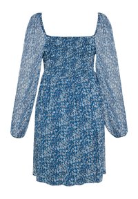 Rochie florală albastră cu bust smockat, decolteu pătrat și mâneci lungi tip balon. Materialul este ușor și transparent, cu flori mici albe și roz.