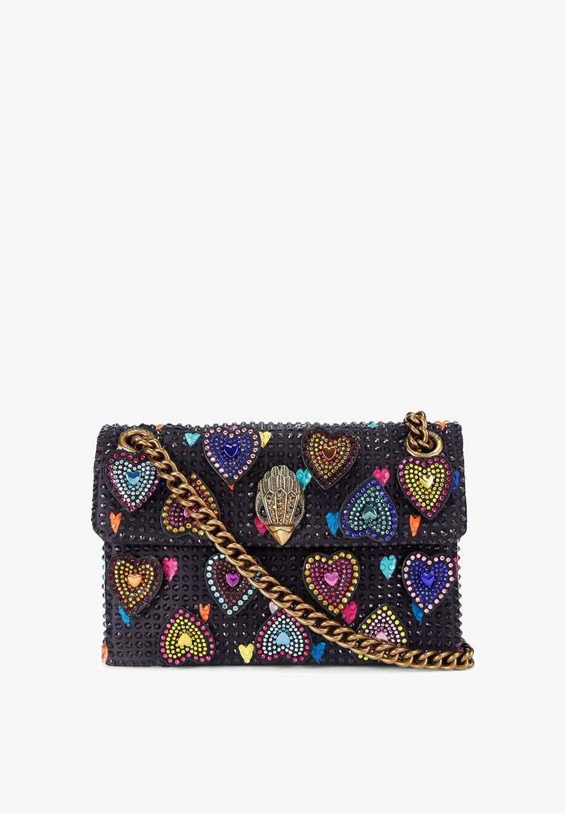 Zwarte handtas met kleurrijke hartpatronen, textuur met studs, gouden kettingriem en een decoratief handmotief op de klep.