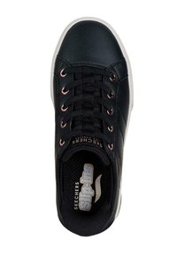 Zapatilla deportiva de cuero negro con puntera redondeada, diseño con cordones y ojales en color oro rosa. La plantilla texturizada presenta la marca "Skechers Slip-Ins".