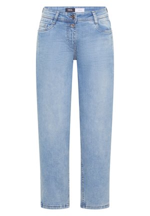 Lyseblå denimjeans båret af en person, der viser forlommer, bæltestropper og to metal knapper på linningen.