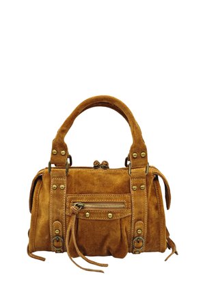 Sac en suède tan avec double poignées, accents en laiton, poche frontale zippée et franges latérales. Présente un design froncé.