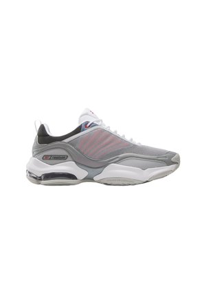 Grauer und weißer Sportschuh mit Mesh-Obermaterial, Luftdämpfungssohle und Schnürverschluss, von der Seite auf weißem Hintergrund gezeigt.
