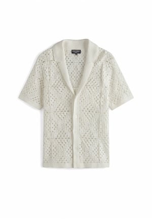 Cárdigan blanco de crochet de manga corta con cuello y botones en la parte delantera, con intrincados patrones abiertos geométricos y florales.