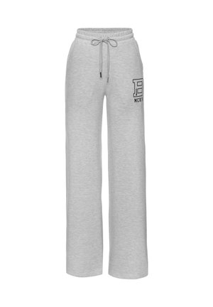 Hellgraue Jogginghose mit Kordelzugbund und schwarzem, aufgedrucktem Logo am oberen linken Oberschenkel, gerade Beinform.