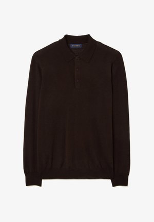 Polo de manga larga de color marrón oscuro hecho de tela suave, con cuello clásico, tapeta de tres botones y puños acanalados.