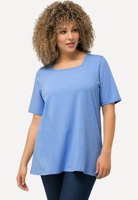 Lichtblauw T-shirt met korte mouwen en een vierkante halslijn, gemaakt van zacht materiaal, met een losse pasvorm en een rechte zoom.