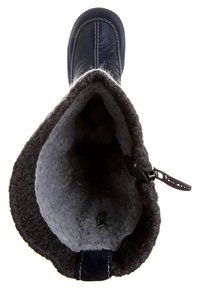 Botte d'hiver bleu marine avec un doux doublure en fourrure grise. Elle présente un bout rond, un extérieur légèrement texturé, et une languette avec une étiquette de marque.
