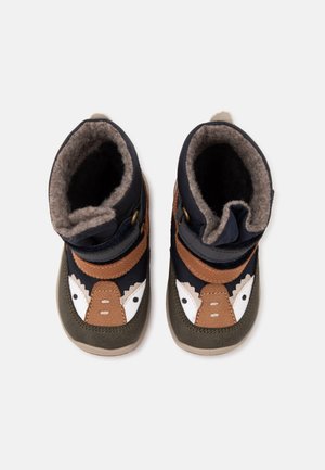 Bottes d'hiver pour tout-petits avec doublure en polaire douce, couleurs vert foncé et marine, et motif visage de renard sur les orteils, vues de dessus.