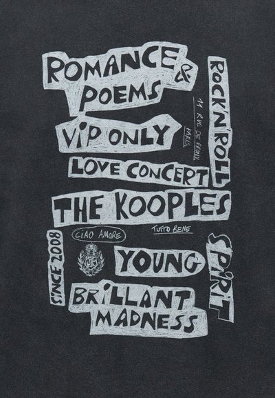 Κείμενο τέχνης με φράσεις: Ρομαντισμός & Ποίηση, Μόνο για VIP, Συναυλία Αγάπης, The Kooples, Νεανικό Πνεύμα, Λαμπρή Τρέλα, Ροκ εν Ρολ, Από το 2008, και τοποθεσία Παρίσι.