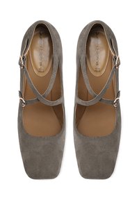 Scarpe Mary Jane in suede grigio con punta quadrata, dotate di due cinturini incrociati e una piccola fibbia metallica per una vestibilità regolabile.
